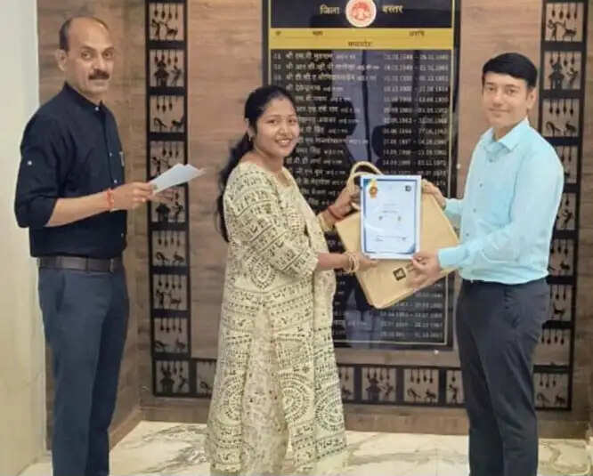 शिक्षण कार्य एवं नवाचार के लिए कलेक्टर ने शिक्षिका निशा साहू को किया सम्मानित