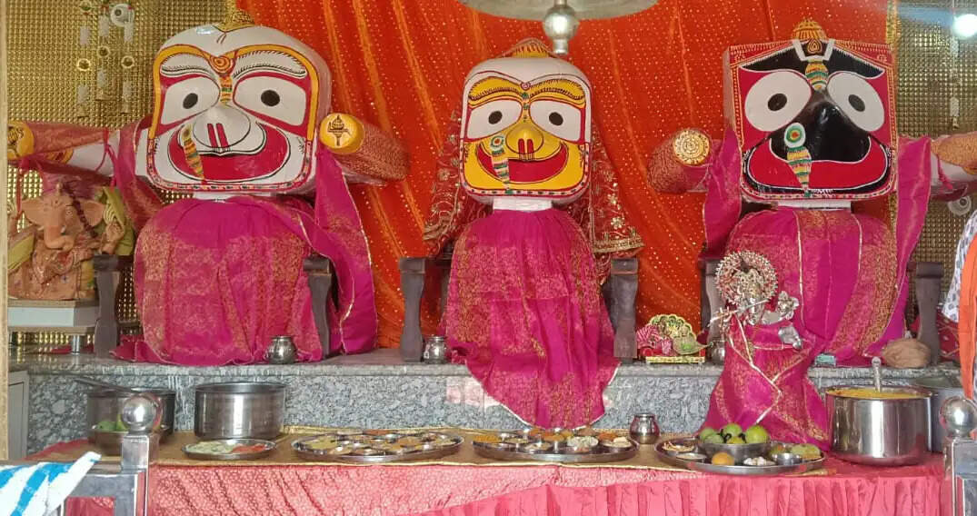 जगन्नाथ भगवान को लगाया 56 भोग, संकीर्तन किया