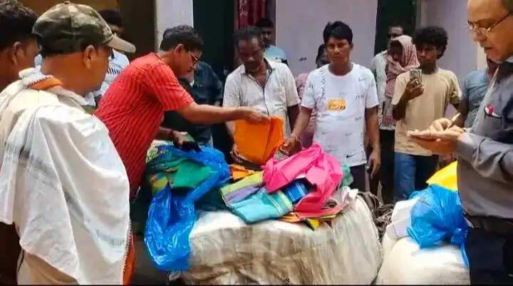 कुल्टी में परित्यक्त ईसीएल क्वार्टर से तिरपाल, कंबल और कपड़ों का जखीरा बरामद