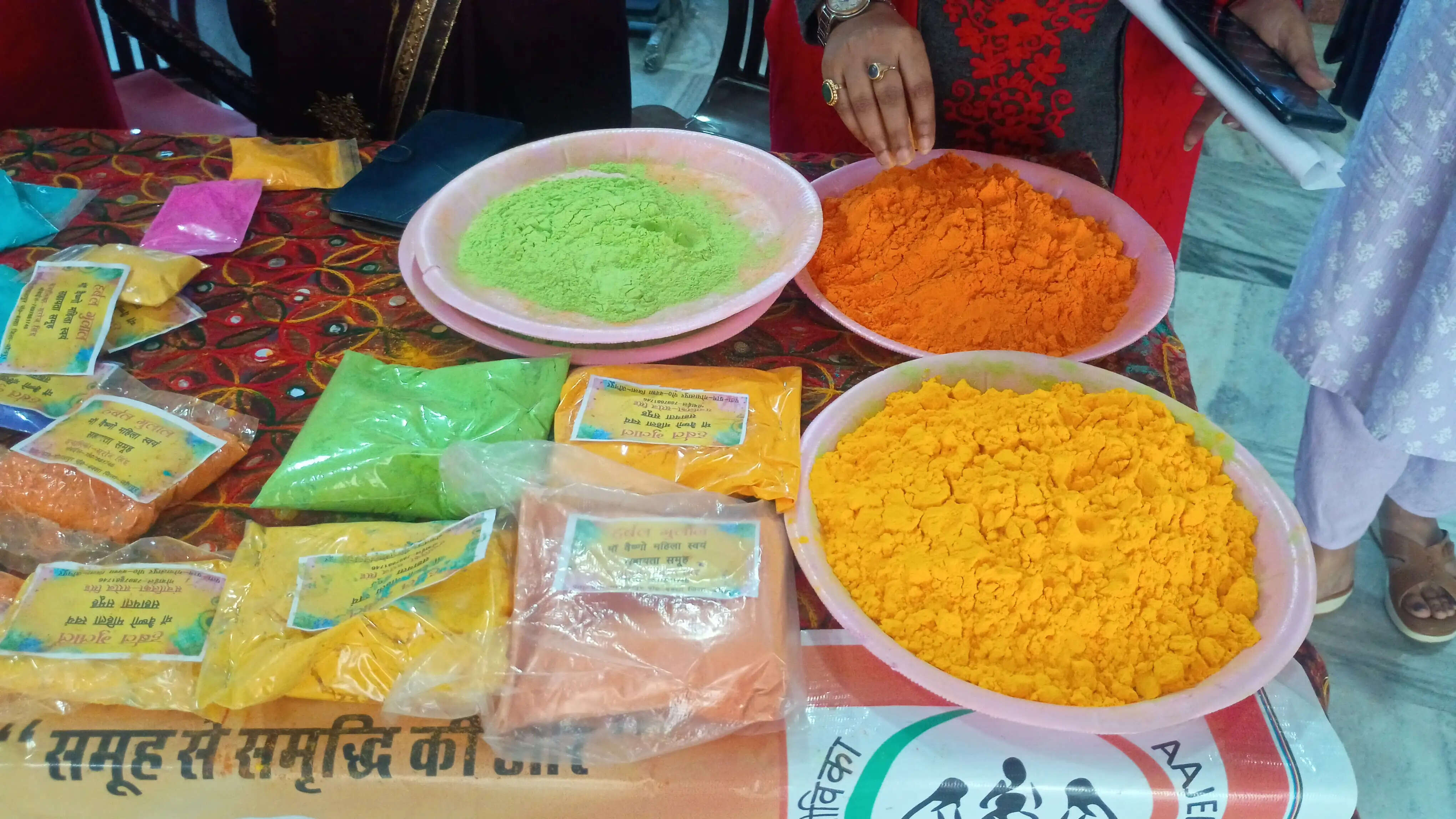 होली को लेकर बाजारों में रौनक, हर्बल गुलाल की बढ़ी मांग