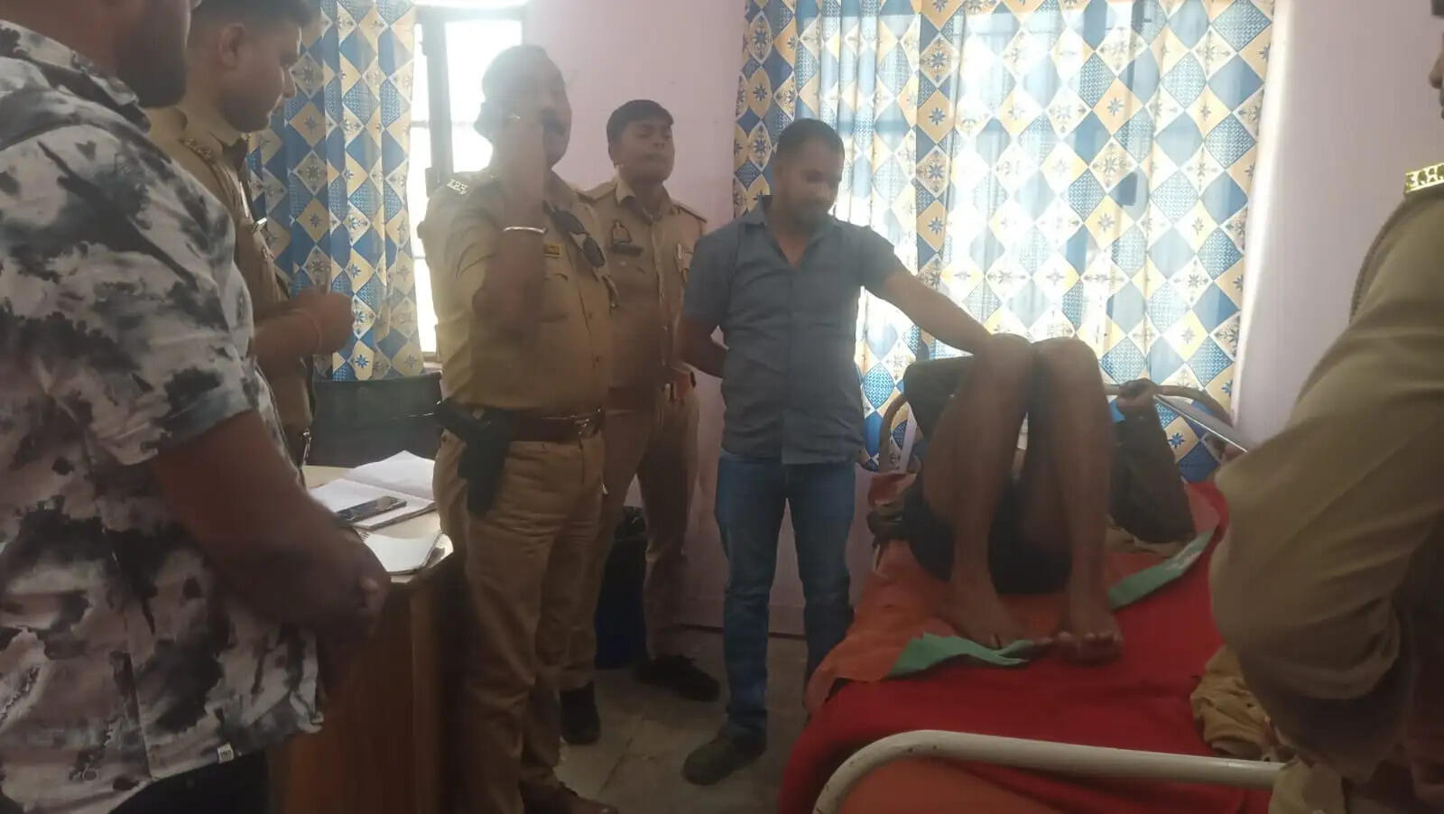 ट्रेन पर चढ़ते समय फिसले दरोगा, इलाज के दौरान मौत