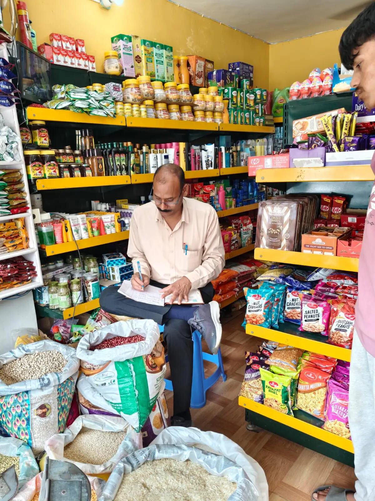चीनी की जमाखोरी रोकने को 13 टीमों ने विभिन्न स्थानों पर की छापेमारी