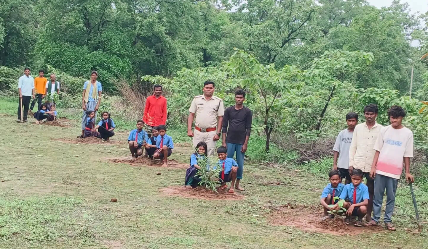युवान कार्यक्रम से जुड़ रहे छात्र, पौधारोपण कर दिया पर्यावरण संरक्षण का संदेश