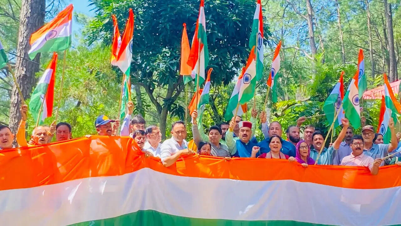 60 मीटर लंबे तिरंगे के साथ बिझड़ी में निकली भाजपा की तिरंगा यात्रा