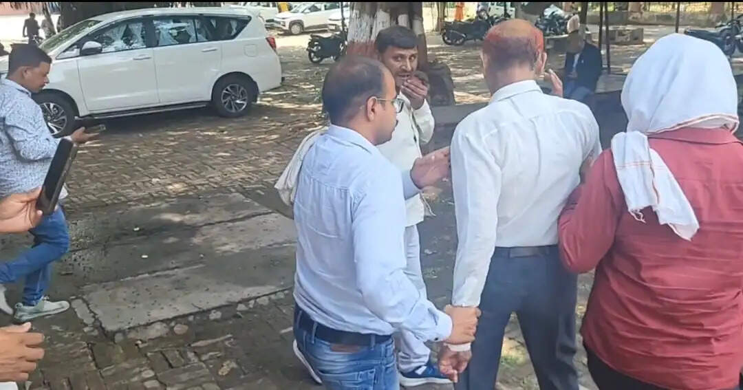 चकबंदी पेशकार 25 हजार रुपये की रिश्वत लेते गिरफ्तार