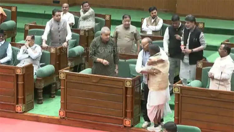 छग विधानसभा : पूर्व आबकारी मंत्री कवासी लखमा एक वर्ष बाद पहुंचे सदन, विधायकों ने गले लगाकर किया स्वागत