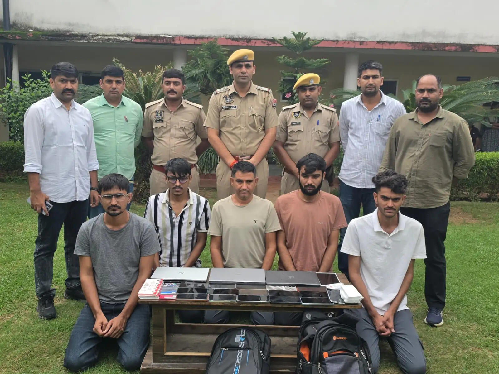 फर्जी गेमिंग कॉल सेंटर का भंडाफोड़: पांच ठगों को पुलिस ने किया गिरफ्तार
