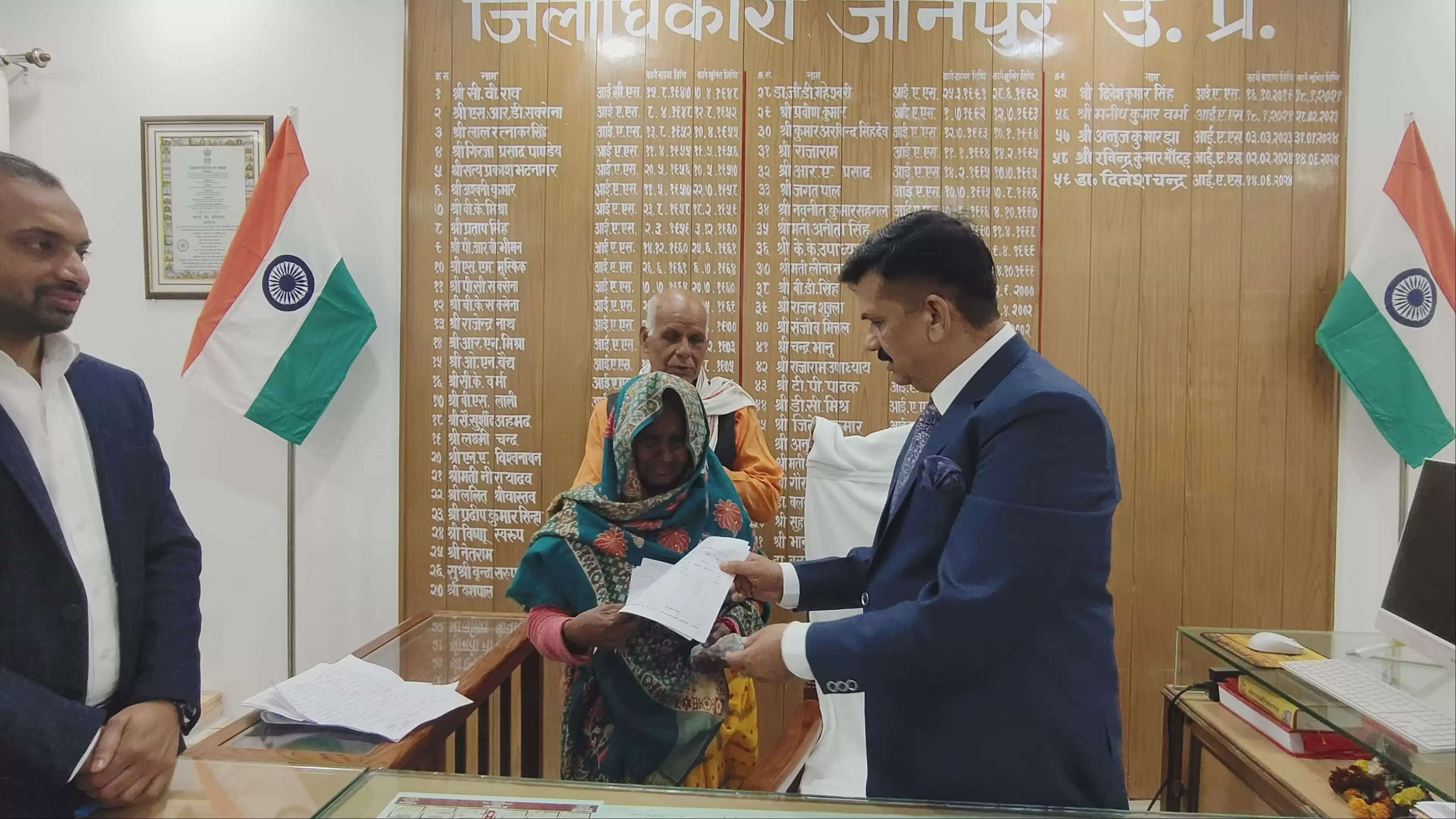 लिपिकीय त्रुटि से अटकी वरासत का डीएम ने एक घंटे में कराया निस्तारण, वृद्ध महिला को सौंपी खतौनी