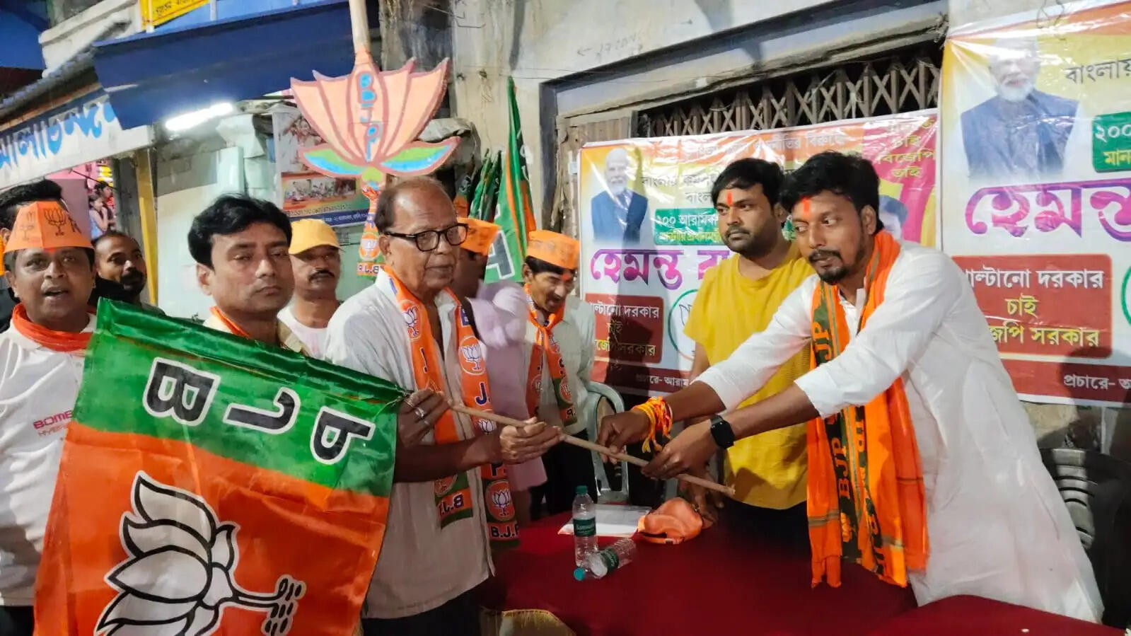 आरामबाग में भाजपा उम्मीदवार का जनसंपर्क अभियान, स्थानीय व्यवसायी सहित दो लोगों ने ली भाजपा की सदस्यता