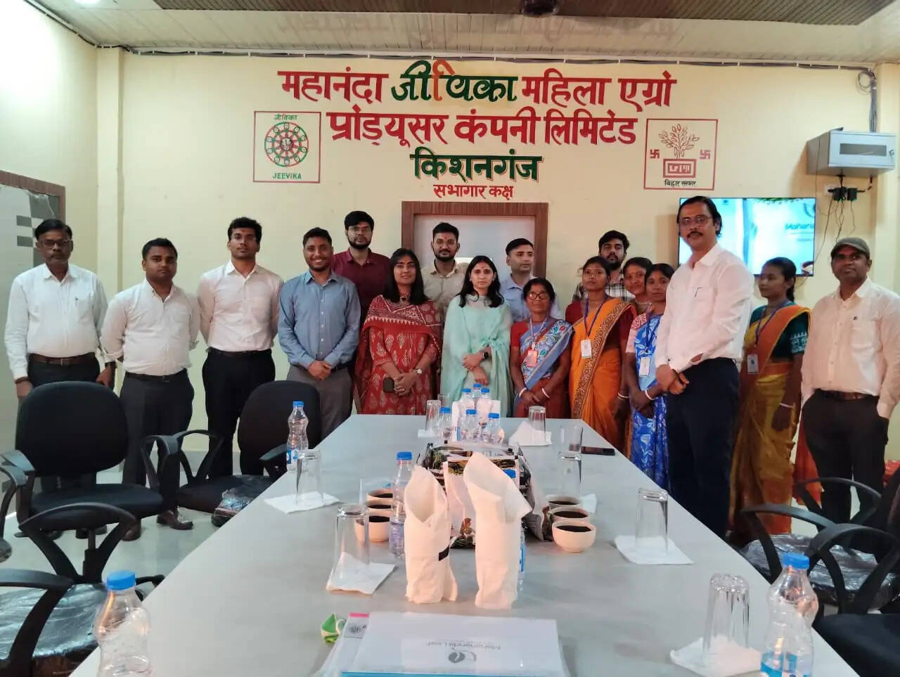 पोठिया की टी प्रोसेसिंग इकाई पहुंची आईएएस प्रशिक्षुओं की टीम