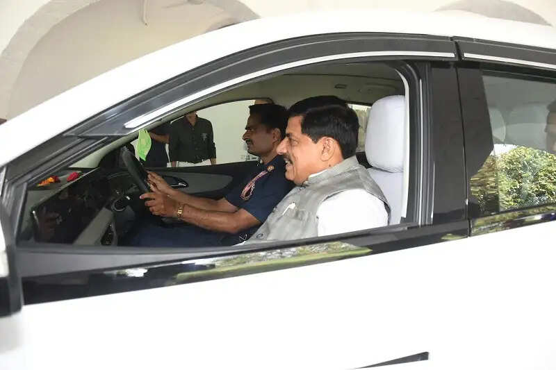 मप्र के मुख्यमंत्री डॉ. यादव की ईंधन बचत और पर्यावरण संरक्षण की दिशा में नई पहल, अब ईवी से करेंगे यात्रा