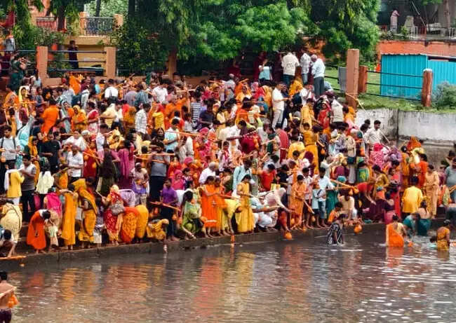 सीहोरः सावन के पहले सोमवार सीवन से कुबेरेश्वरधाम तक उमड़ा आस्था का सैलाब