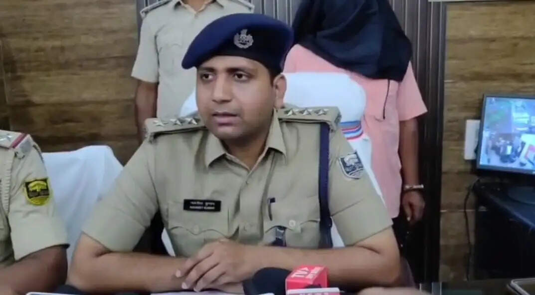 वाहन चेकिंग के दौरान बोलेरो से 382 लीटर विदेशी शराब बरामद, तस्कर गिरफ्तार