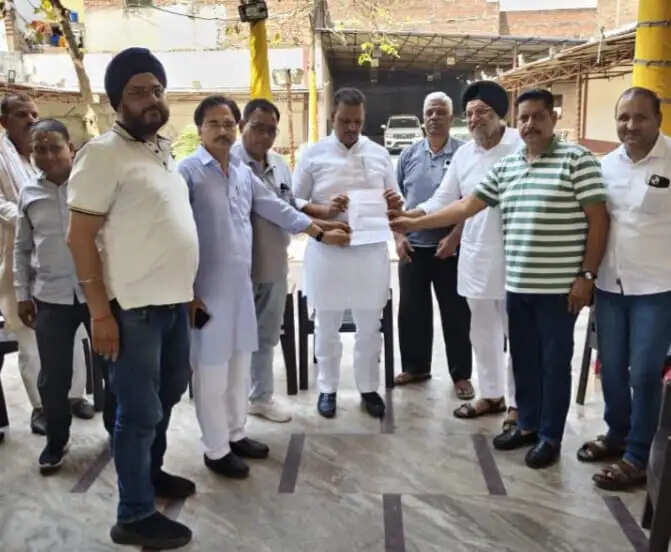 शस्त्र विक्रेताओं ने समस्याओं को लेकर एमएलसी को सौपा ज्ञापन