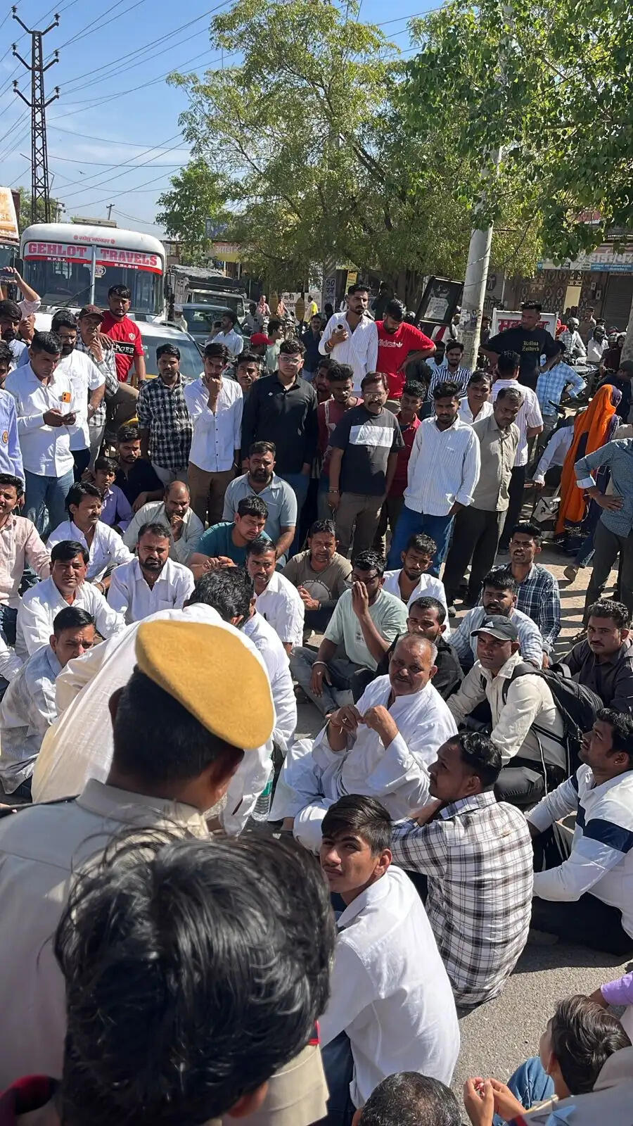 तनावड़ा सडक़ हादसे में गई दो मजदूरों की जान : आक्रोशित लोगों का रास्ता जामकर प्रदर्शन