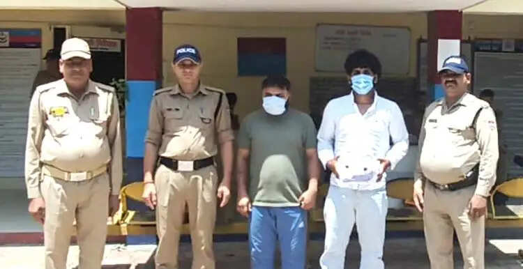फायरिंग कर दहशत फैलाने वाले बदमाश चढ़े पुलिस के हत्थे