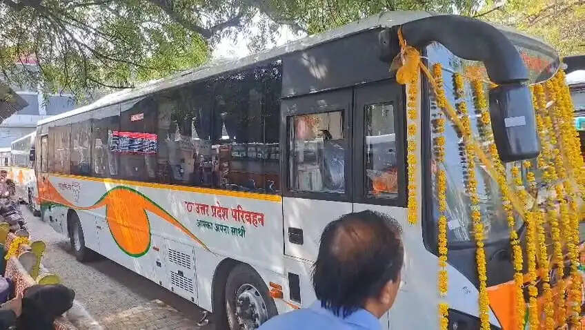 झांसी से लखनऊ के लिए दो एसी बसों की शुरुआत, सदर विधायक ने दिखाई हरी झंडी