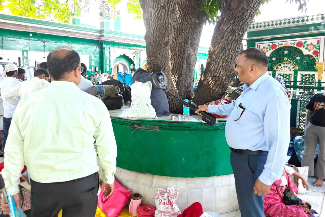 पिरान कलियर दरगाह व रुड़की बस अड्डे पर बीडीएस और डॉग स्क्वायड की सघन चेकिंग