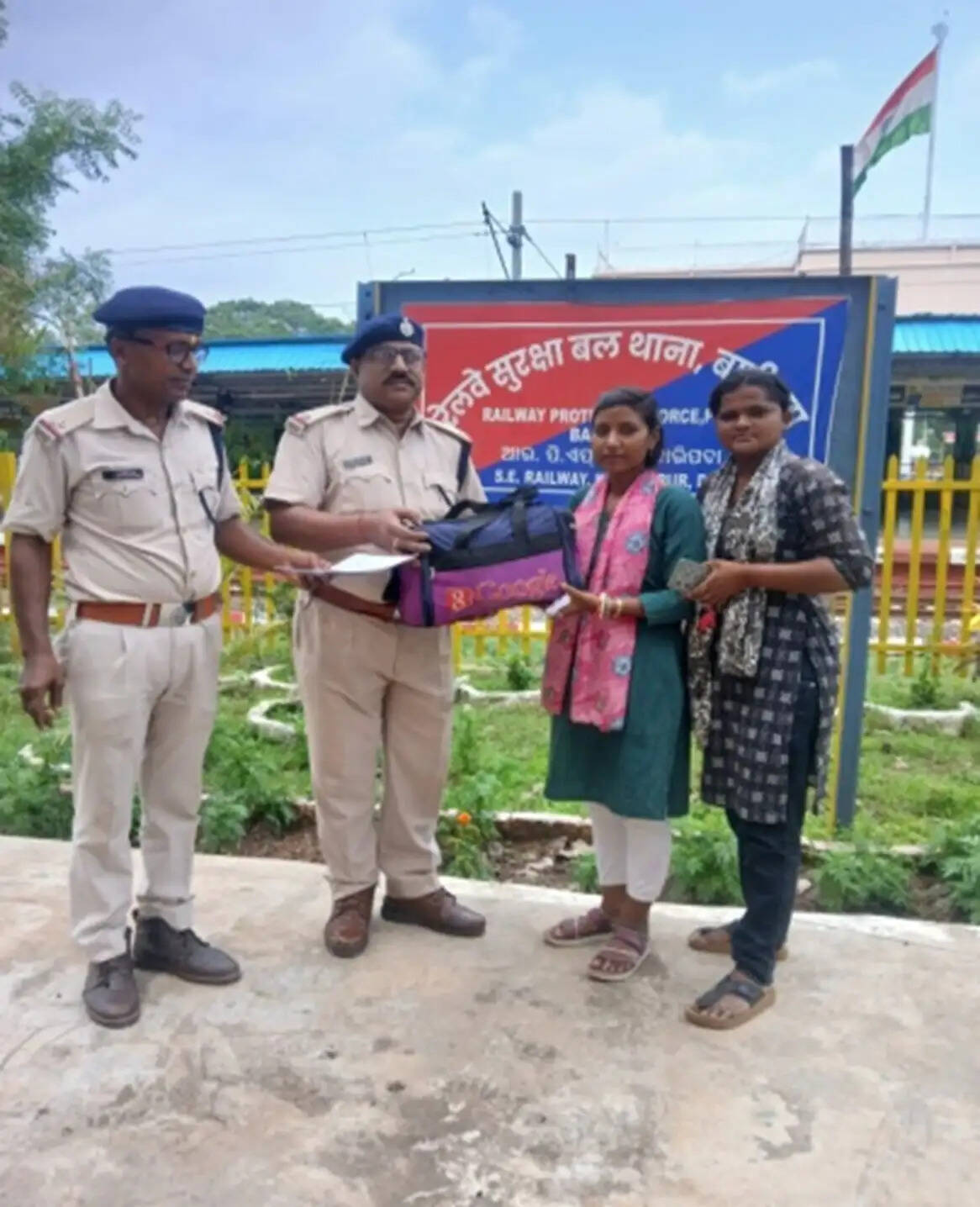 आरपीएफ ने यात्रियों का खोया सामान लौटाया