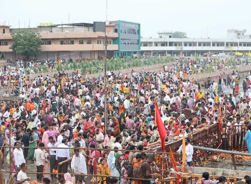सीहोरः कुबेरेश्वरधाम में उमड़ रही भारी भीड़, 19 अगस्त से रुद्राक्ष वितरण आगामी निर्देश तक बंद