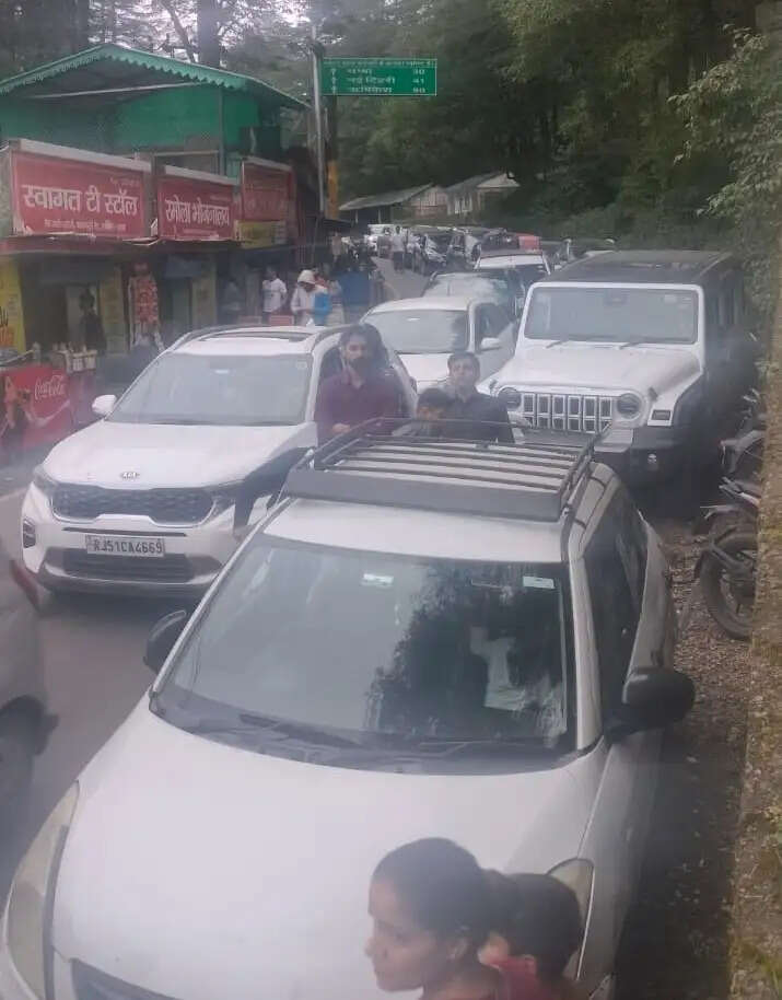पर्यटन स्थल धनोल्टी में जाम से यात्रियों समेत स्थानीय लोग परेशान