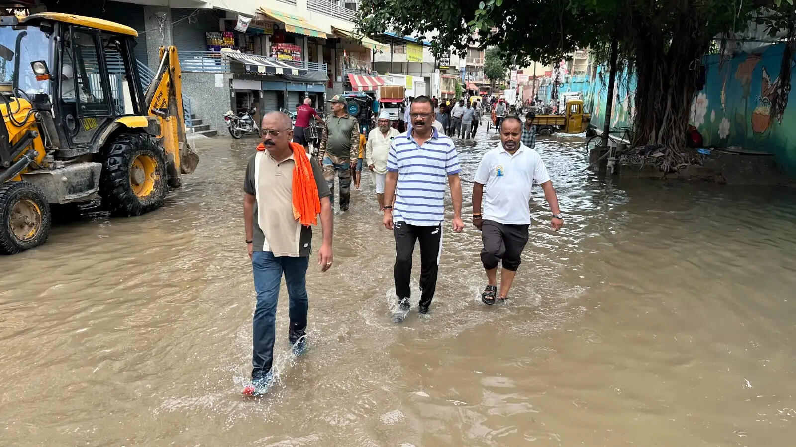 वाराणसी के हड़हासराय में जलजमाव,पहुंचे महापौर,लिया जायजा