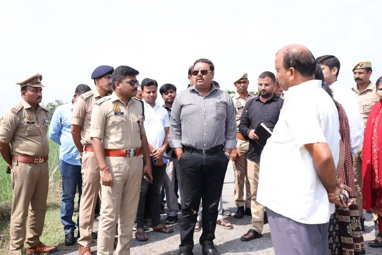 अमेठी : जलभराव का डीएम-एसपी ने किया स्थलीय निरीक्षण, प्रभावित किसानों को तत्काल राहत के निर्देश