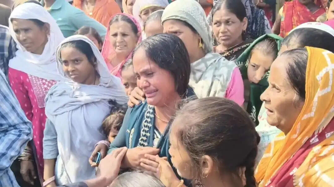 ईंट लदे ट्रैक्टर से कुचलकर व्यक्ति की मौत