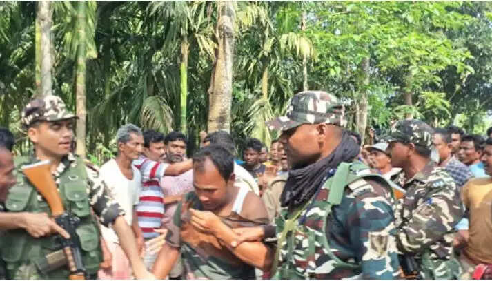 हाथी के हमले में वृद्ध की मौत पर ग्रामीणों का उग्र प्रदर्शन, वनकर्मियों पर किया हमला