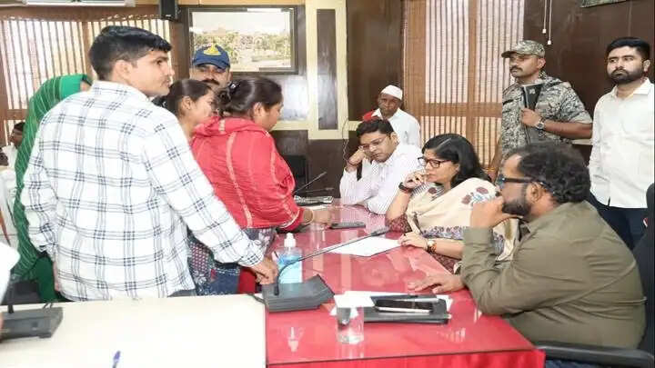 ग्वालियरः वशीरन को कलेक्ट्रेट की जन-सुनवाई में मिला सहारा, 126 आमजनों की समस्याओं की हुई सुनवाई