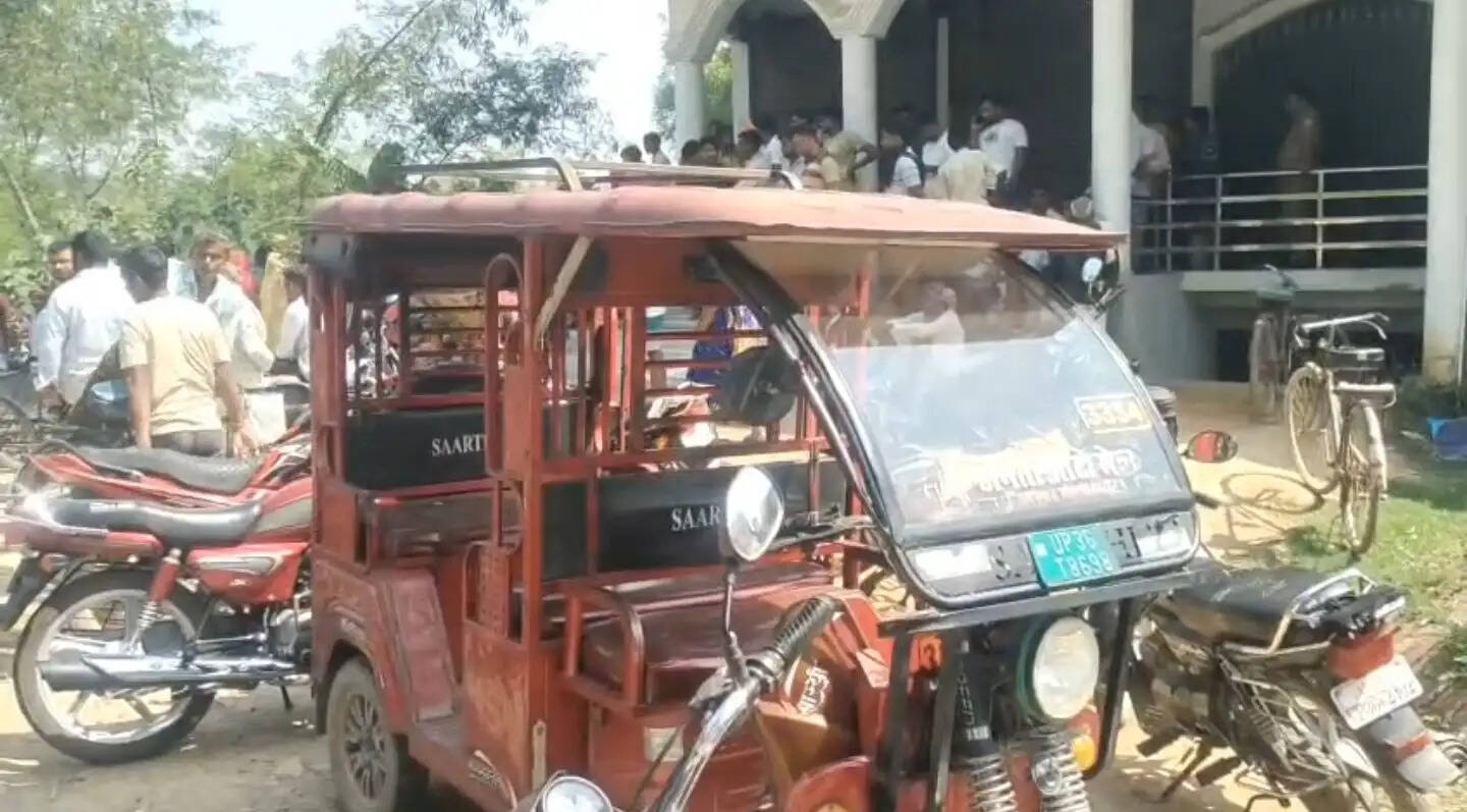 संदिग्ध परिस्थितियों में झाड़ियों में मिला अधेड़ शव