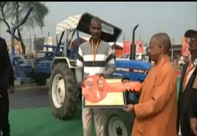 मुख्यमंत्री योगी ने बाराबंकी में किसान पाठशाला का किया शुभारम्भ