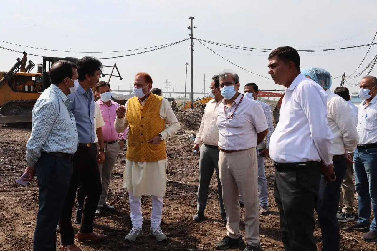 महापौर प्रवेश वाही ने भलस्वा लैंडफिल साइट एवं घोघा स्थित सीबीजी प्लांट का किया निरीक्षण