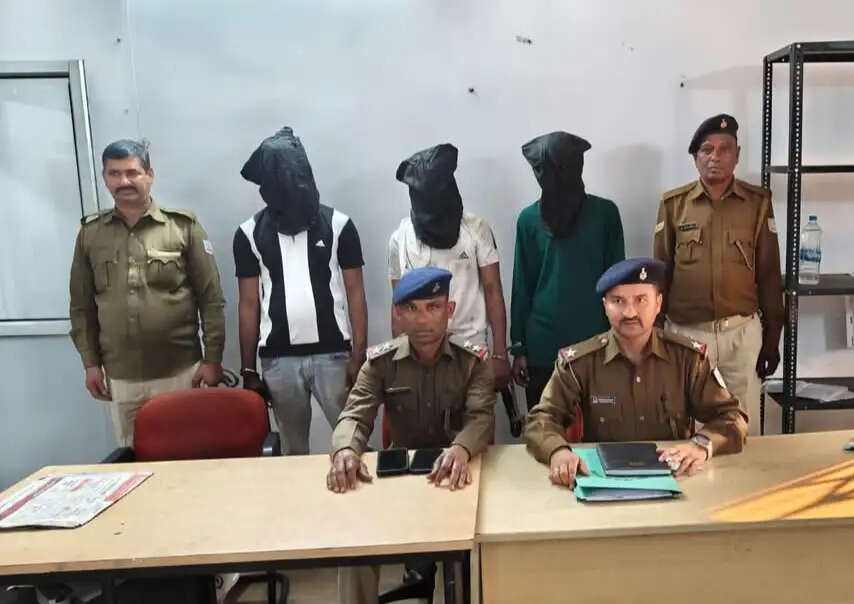 पुलिस ने चोरी के मामले में तीन आरोपितों को गिरफ्तार किया