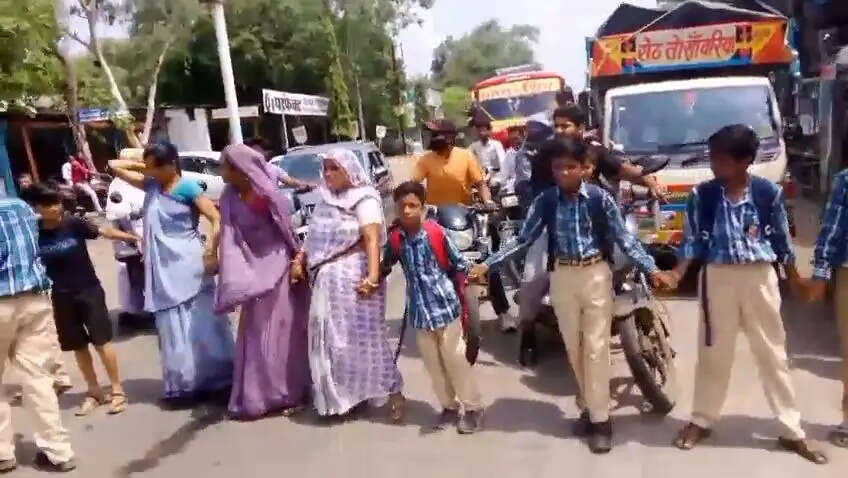 शाजापुरः नहीं सुधर रही सांदीपनि विद्यालय की वाहन व्यवस्था, लगातार तीसरे दिन परेशान हुए बच्चे
