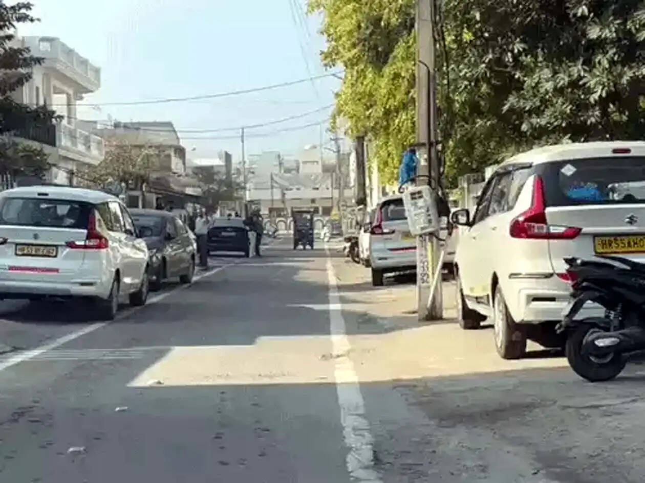 हिसार में आयकर टीमों का छापा, खंगाल रही डॉ. कालड़ा का आवास व अस्पताल