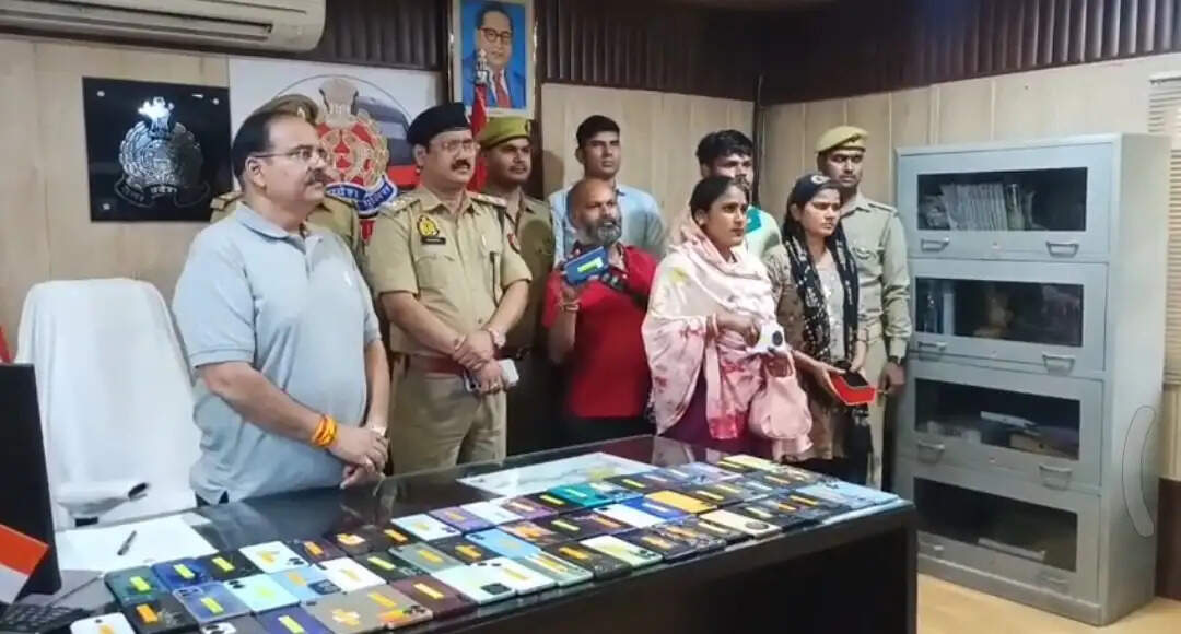 जीआरपी झांसी ने बरामद किए 218 गुम मोबाइल, मोबाइल पाकर स्वामियाें के खिले चेहरे