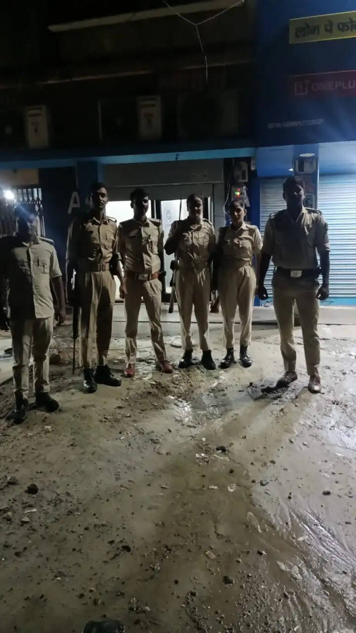 सारण में पुलिस ने देर रात होटलों और हॉस्टलों की ली तलाशी