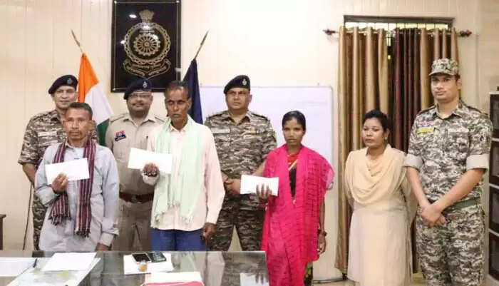 छत्तीसगढ़ के कोंडागांव में एक लाख की इनामी महिला सहित 3 नक्सलियाें ने किया आत्मसमर्पण
