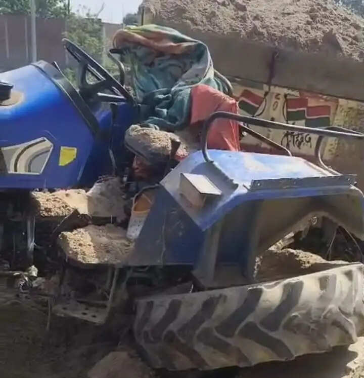 तेज़ रफ़्तार ट्रैक्टर से कुचलकर बेटी की मौत, मां घायल