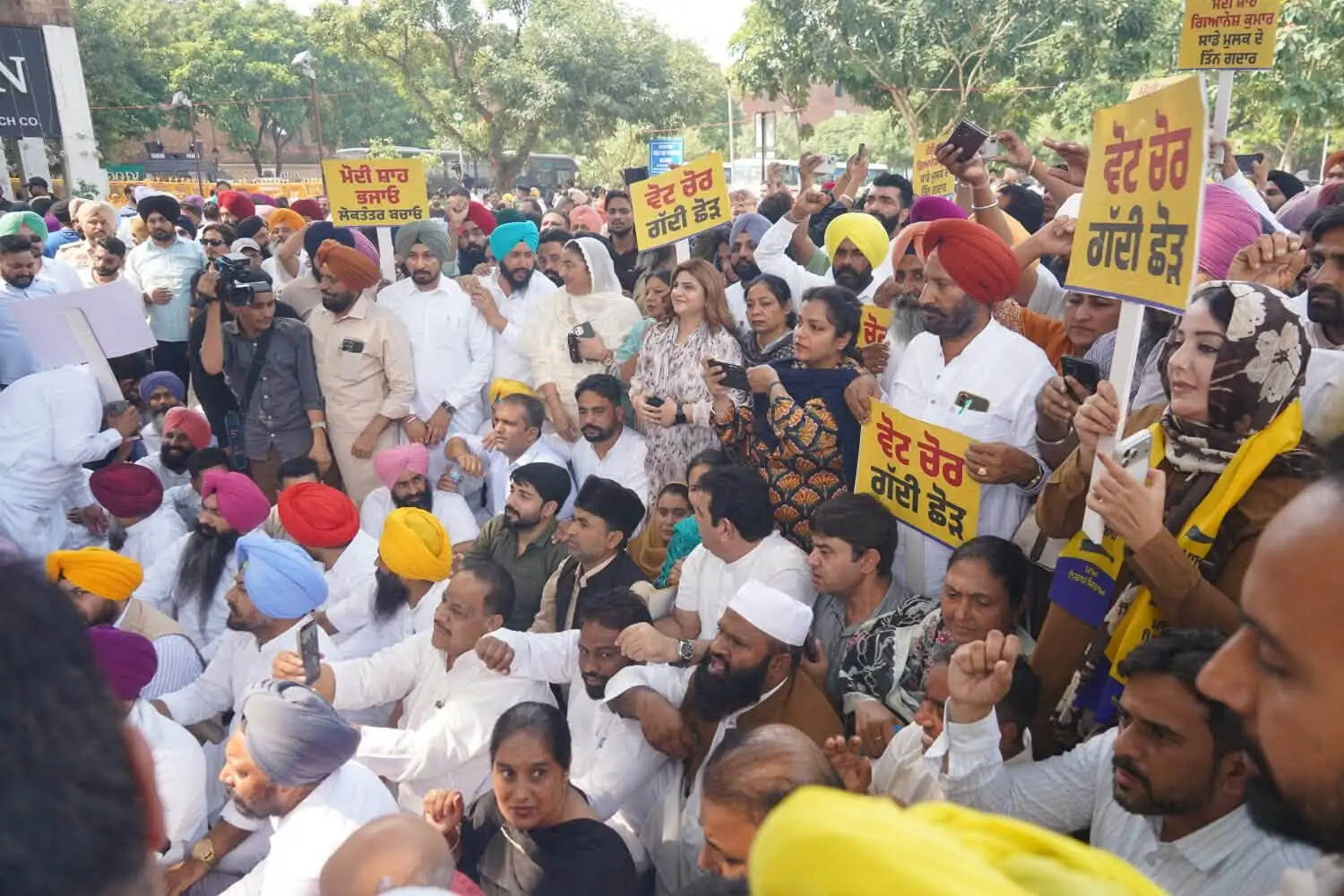 चंडीगढ़ में सीईसी ज्ञानेश कुमार के खिलाफ 'आप' का प्रदर्शन, मनीष सिसोदिया समेत कई नेता हिरासत में