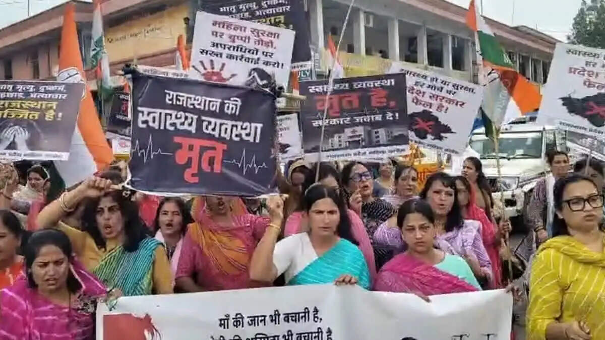 प्रसूताओं की मौत और महिला अपराधों के विरोध में महिला कांग्रेस का पैदल मार्च