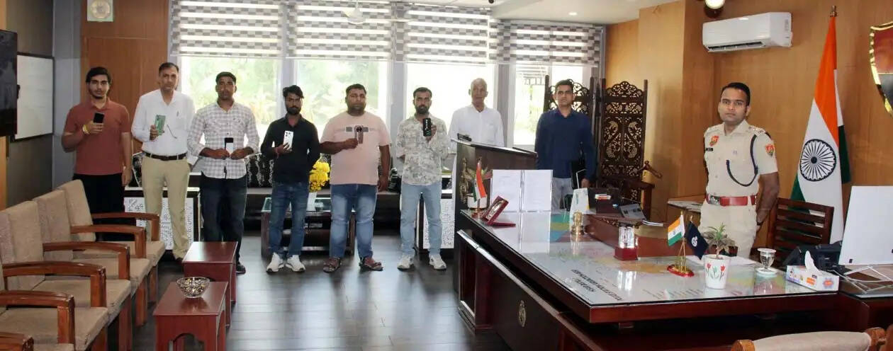 हिसार : साइबर सेल ने बरामद किए 10 गुमशुदा मोबाइल फोन, एसपी ने किए मालिकों के सुपुर्द
