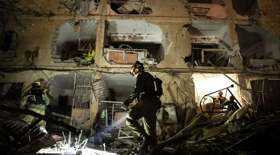 इजराइल नहीं रोक पाया ईरानी मिसाइलों की बौछार, कम से कम 90 लोग घायल