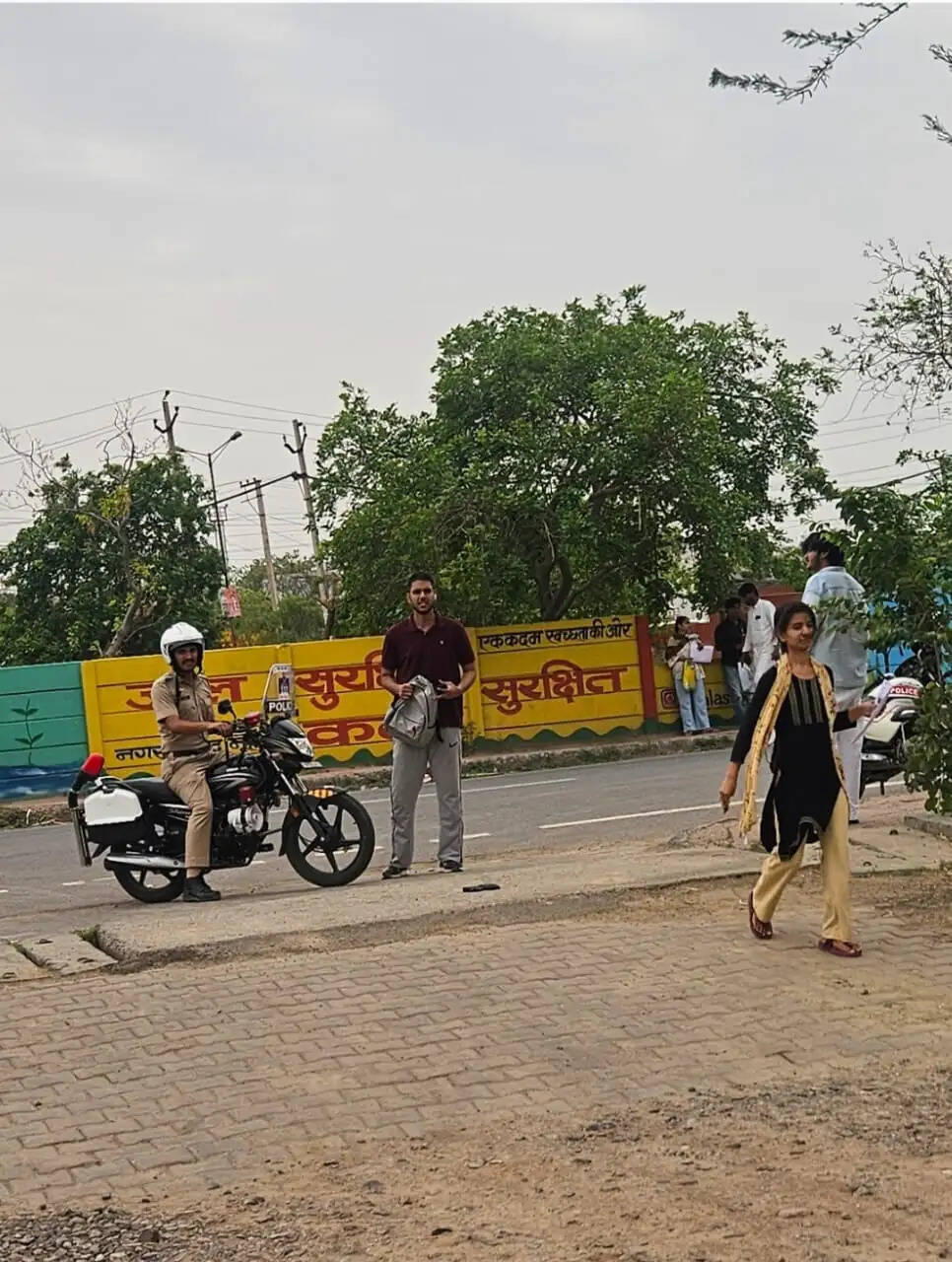नूंह में लेट हुए नीट परीक्षार्थियों को राइडर व ईआरवी गाड़ियों ने परीक्षा केंद्र पहुंचाया