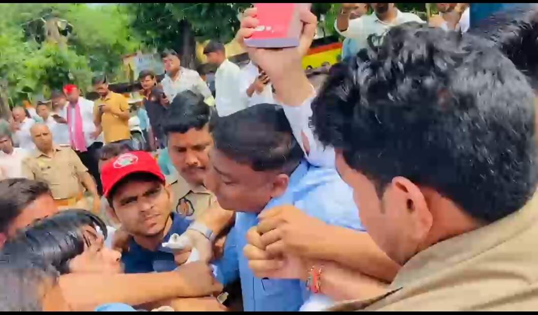 सीतापुर में सपा व कांग्रेस का चुनाव आयोग के खिलाफ प्रदर्शन
