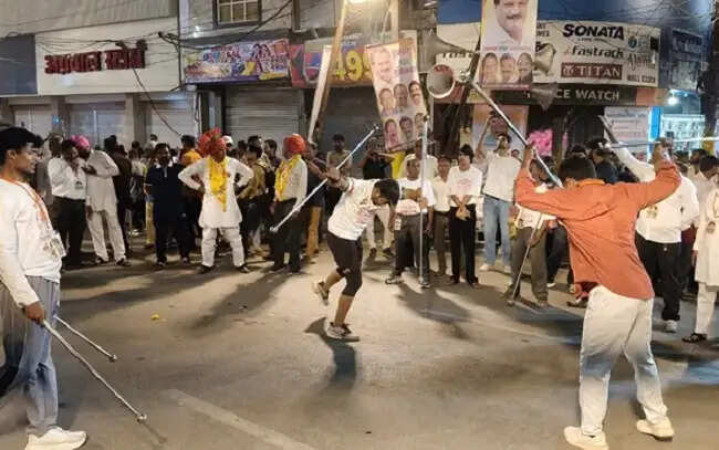 मप्र के इंदौर में अनंत चतुर्दशी पर निकली झिलमिलाती 22 झांकियां, करतब दिखाते आगे बढ़ रहे अखाड़े