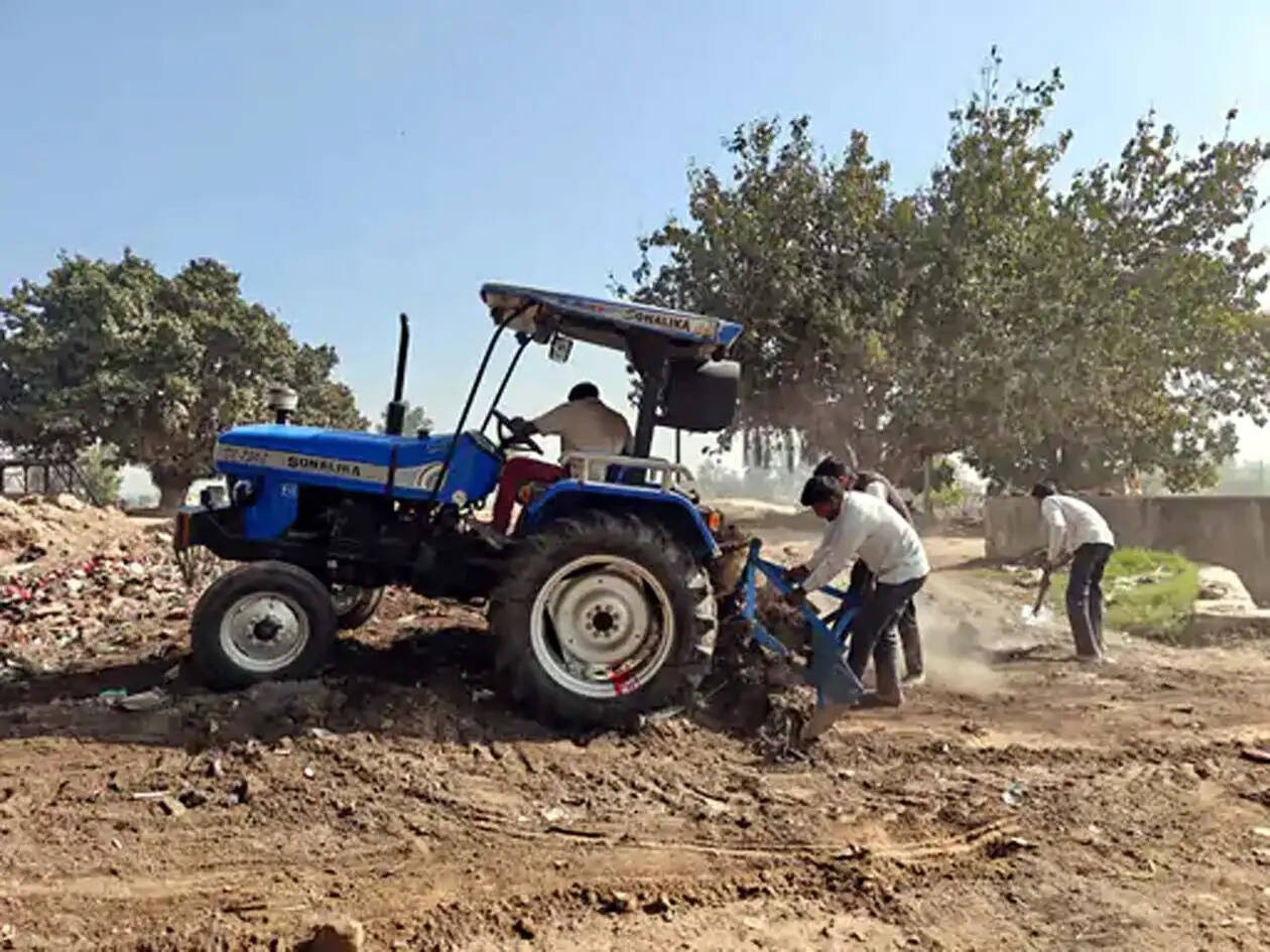 हिसार : युवाओं ने होली पर की अनोखी पहल, गांव के प्रवेश द्वार से कचरा हटाकर की सफाई