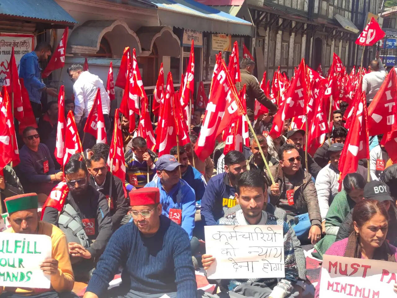 हिमाचल में 108-102 एंबुलेंस कर्मचारियों की हड़ताल, मरीजों को निजी वाहनों का लेना पड़ा सहारा