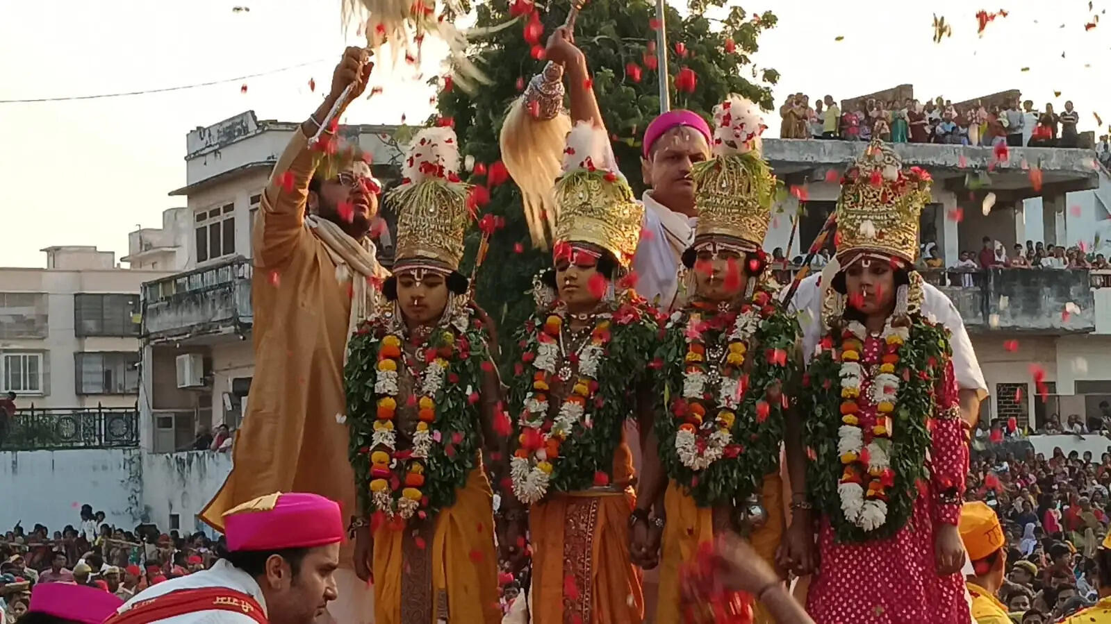 नाटी इमली मैदान में त्रेता युग का नजारा,14 वर्ष बाद चारों भाइयों के मिलन को देख लीला प्रेमियों की आंखों के कोर गीले